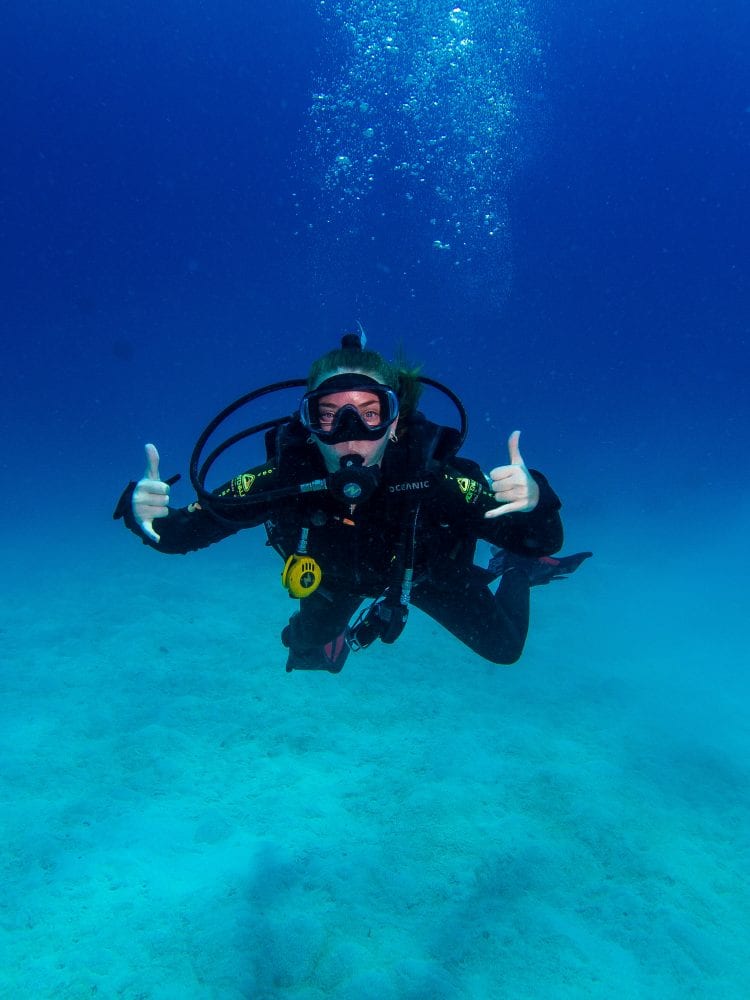 Cairns liveaboard scuba diving - Diver scuba diving on a Pro Dive liveaboard dive holiday