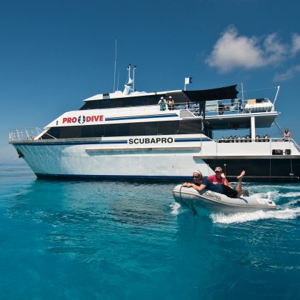 Cairns, learn to scuba dive - Pro Dive dive boat