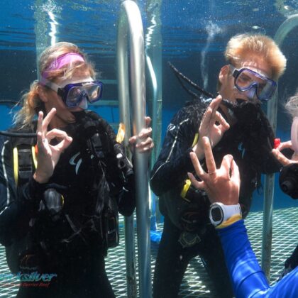 intro-divers-enter-water-signal